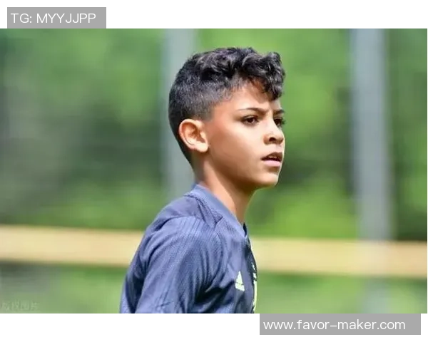 足球明星在训练中意外晃倒儿子引发热议网友纷纷点赞父子情深的瞬间