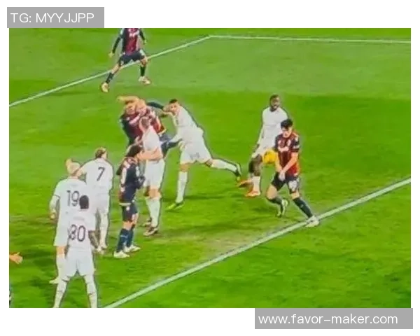 足球明星比赛中鞋子损坏瞬间曝光引发球迷热议与关注